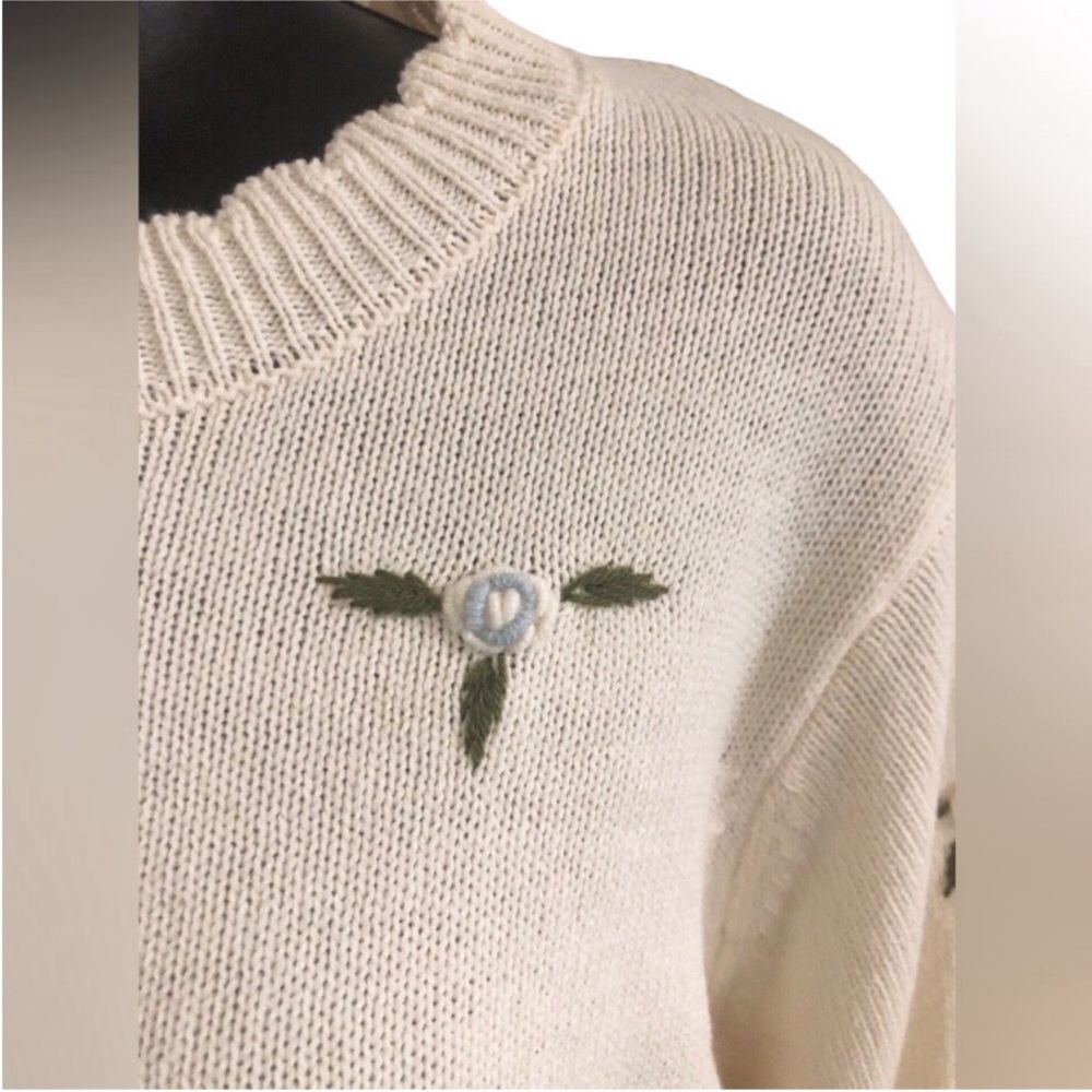 Jessica Simpson Cream blue‎ rosebud embroidered scallop neck sweater size Small - Picture 4 of 15